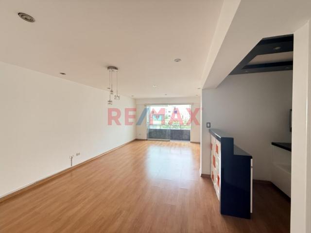 Vendo Espectacular Departamento Flat Con Balcón Y Vista A La Calle – Urb. Higuereta, Surco