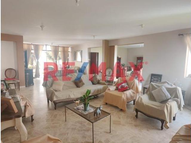 Vendo Exclusiva Residencia De 440 M² En Huaral: Confort En Un Solo Nivel, Amplio Jardín Y Totalmente Amoblada