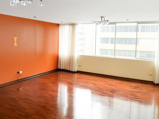 Vendo Flat De 133 M2 En La Cuadra 6 De La Av. Benavides Esquina Con Calle La Paz De Miraflores