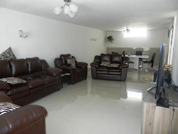 Vendo Hermosa Casa de 3 Pisos con 04 Habitaciones a Espaldas de Incalpaca