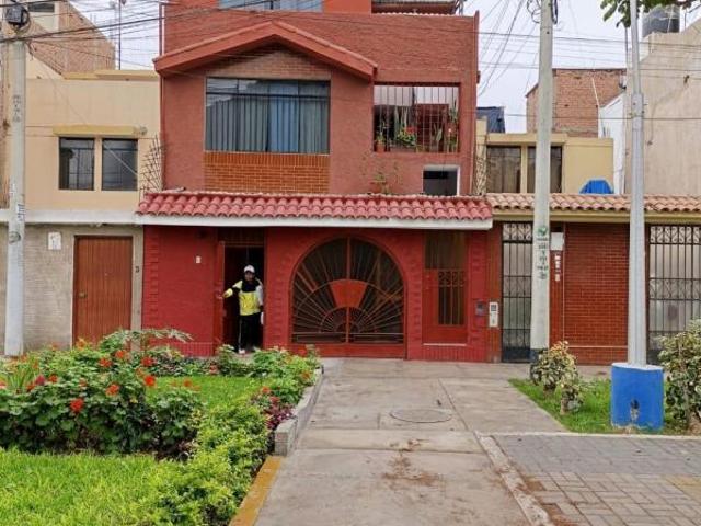 Vendo hermosa casa frente al parque procion