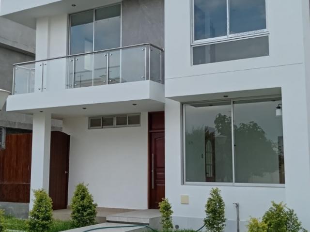VENDO LINDA CASA EN CLUB HOUSE DE MIRAFLORES COUNTRY