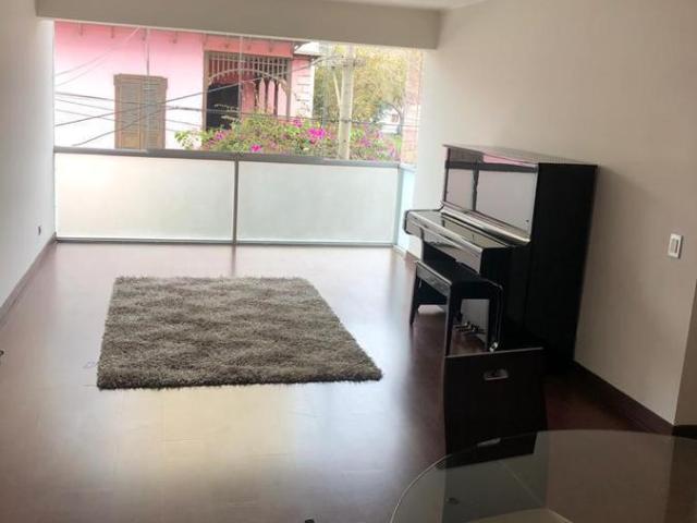 Vendo Lindo Departamento en Avenida 28 de Julio 3, departamento 3, Tercer Piso, Miraflores Par de c