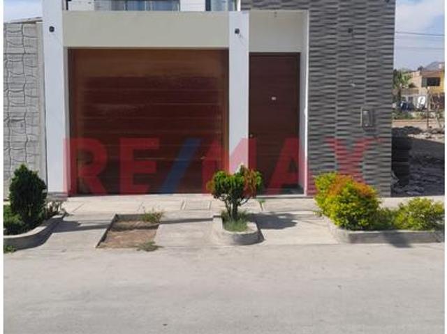 Vendo Moderna Casa 3 Pisos En Huaral | Frente A Parque
