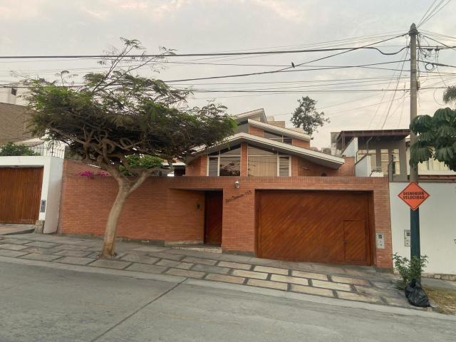 Vendo o Alquilo Casa en Calle Los cipreses 1, Urb Valle hermoso, Surco