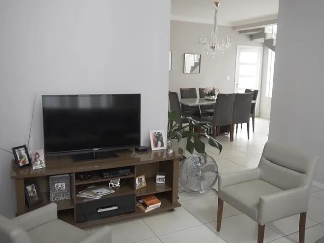 Vendo ou Troco: Casa de 220 metros quadrados no bairro Quinta Ranieri com 3 quartos