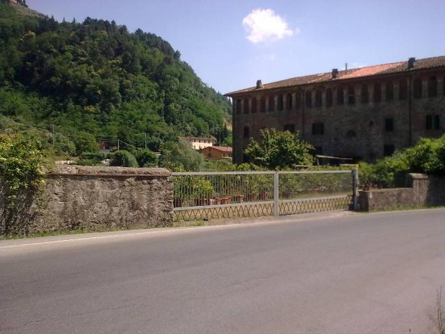 Stabile/Palazzo con giardino a Pescia