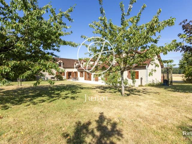 Vendôme LOIR ET CHER Spacieuse maison d'environ 300m² ag. 256m² Vendôme