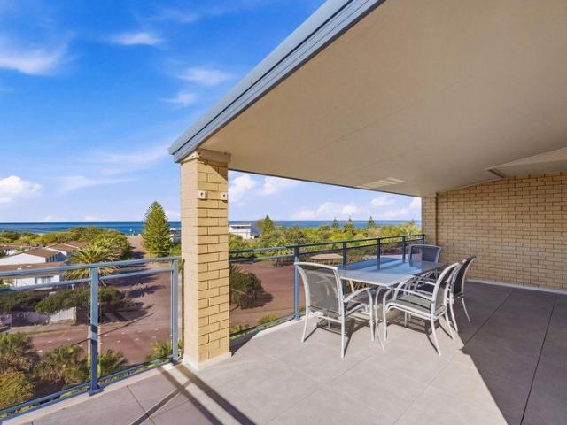VENDOR MEETS MARKET 3 BEDROOM UNIT WITH STUNNING OCEAN & LAKE VIEWS