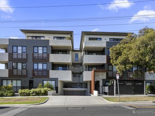VENDOR SAYS SELL! WELL PRICED, AMAZING VALUE CALL TODAY. TOP OF THE TOWN LUXURIOUS PENTHOUSE APARTMENT