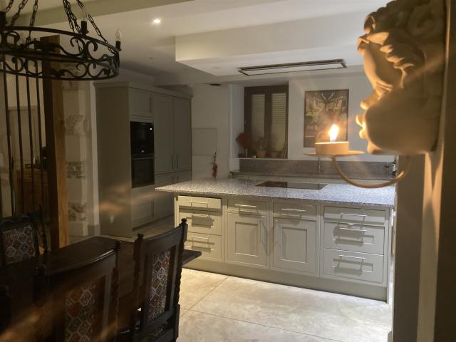 Venez découvrir cette agréable maison en pierre du pays avec. 194m² Saint Vite