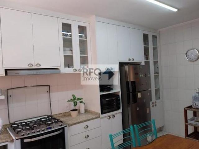 Venha conhecer esta incrível casa em condomínio com 3 suítes completas de armários, todas com terraç