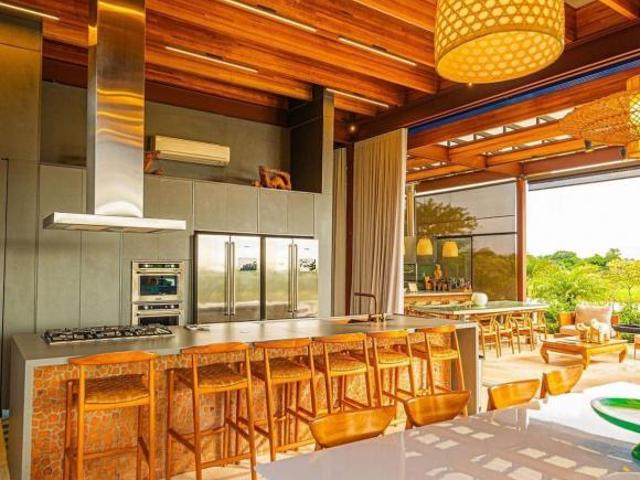 Venha se encantar com esta deslumbrante casa inspirada em Bali, localizada na prestigiada Fazenda Bo