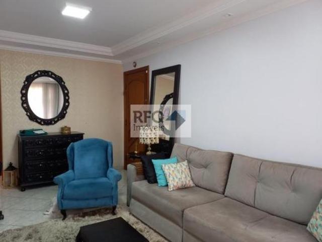 Venha se encantar com esta incrível casa geminada localizada na charmosa rua Crisólita, no maravilho