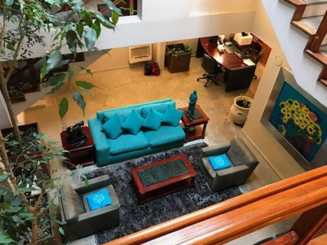 VENSO CASA EN BOSQUES DE LAS LOMAS