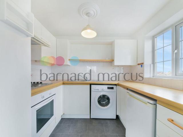 Veals Mead, MITCHAM 1 bed apartment to rent £1,300 pcm £300 pw