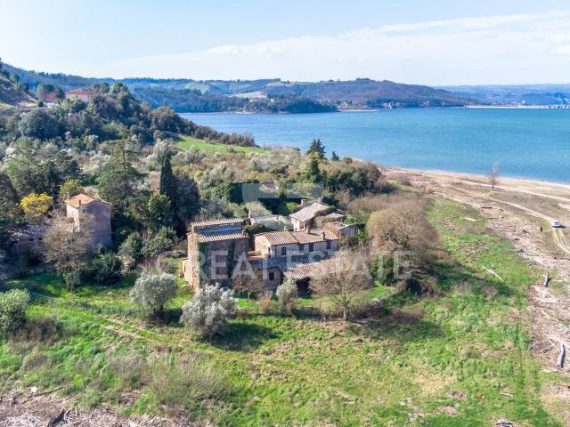Vecchio essiccatoio in riva al lago 282m² Baschi