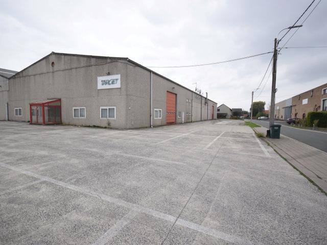 VEELZIJDIGE RUIME LOODS VAN 1150 M² MET BURELEN EN TOONZAAL