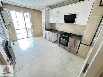 Vega Emlak'tan Güneşevlerde Geniş Katta Asansörlü 3+1 Daire
