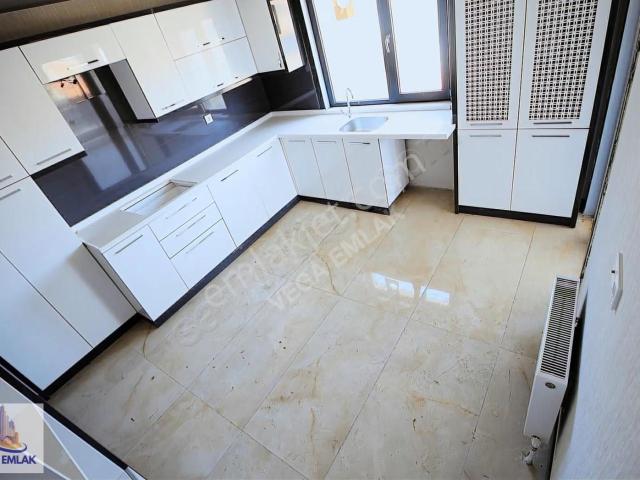 Vega Emlak'tan 4+1 Cadde Yanı Önü Açık Geniş Sıfır Site Dairesi