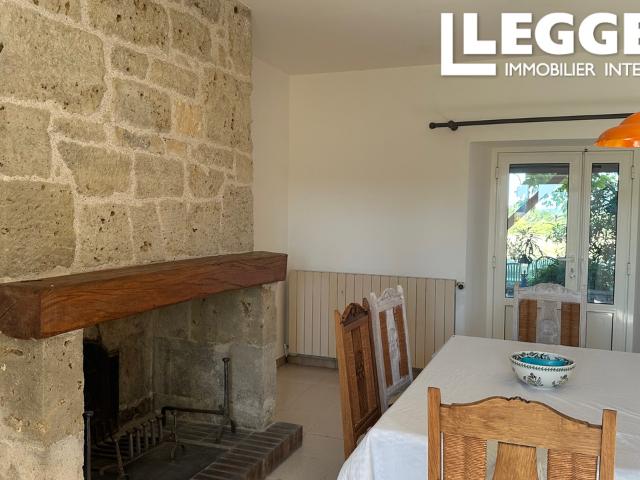 Veille ferme avec pigeonnier sur 1 ha de terrain avec grange et deux dépendances, a deux pas du village