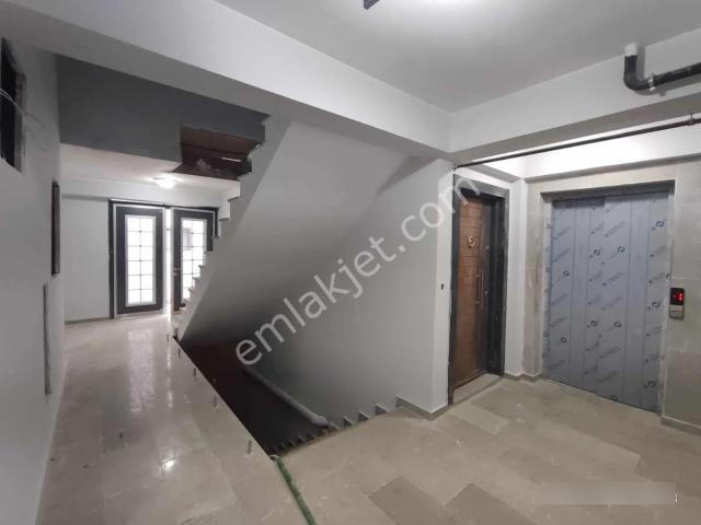 Veli Babada Site İçinde Süper Konumda 2+1 Katta Ön 80 M2
