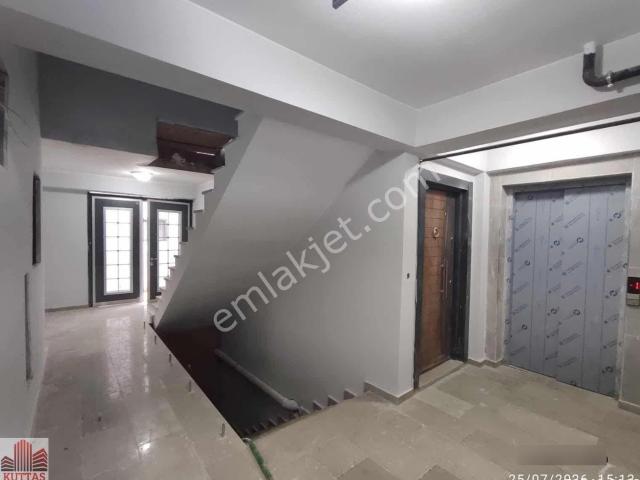 Veli Babada Site İçinde Süper Konumda 2+1 Katta Ön 80 M2