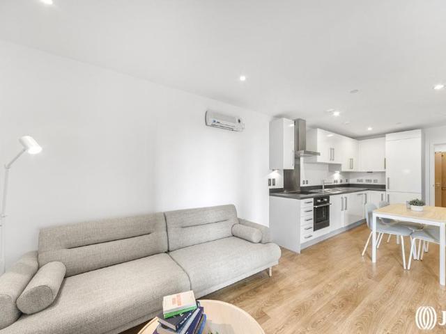 Velocity Building, London E15 2 bed apartment to rent £2,300 pcm £531 pw