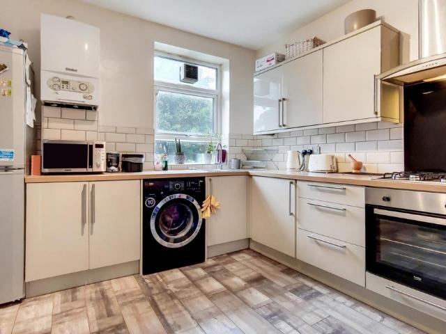 Verulam Avenue, London 2 bed flat to rent £1,900 pcm £438 pw