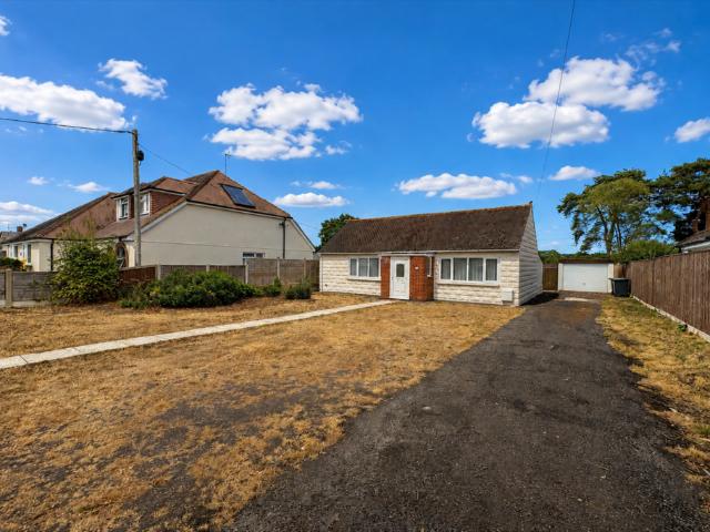 Verwood 2 bed detached bungalow to rent £1,450 pcm £335 pw
