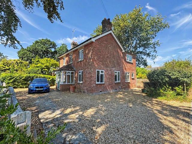 Verwood 3 bed detached house to rent £1,900 pcm £438 pw