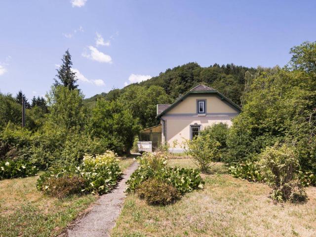 Verwunschenes Wohnhaus versteckt in großem Gartengrundstück