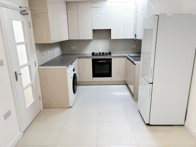 Very Near Cleveley Crescent Area, Ealing North W5, 3 bed flat to rent, £2,900 pcm | PrimeLocation