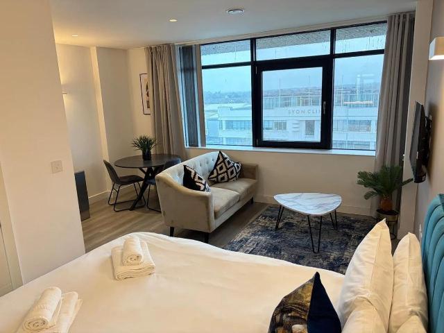 Very Near Gilette Corner Area, Brentford TW8, Studio to rent, £1,500 pcm | PrimeLocation