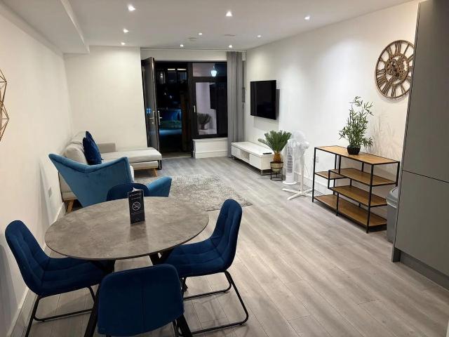 Very Near Gilette Corner Area, Brentford TW8, 2 bed flat to rent, £2,290 pcm | PrimeLocation