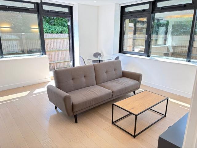 Very Near New Horizons Court Area, Brentford TW8, 1 bed flat to rent, £1,650 pcm | PrimeLocation
