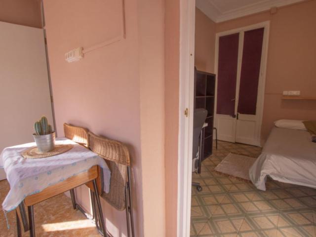 Very neat double bedroom in a cool flat, in El Poble Sec Parc de Montjuïc