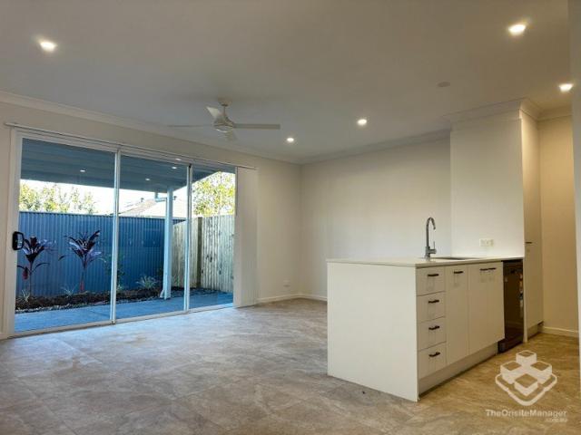 VERY NEW ULTA MODERN LUXURY 3 BEDROOM TOWNHOUSE WITH DUCTED AIR CON Break Lease