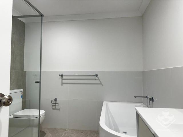 VERY NEW ULTA MODERN LUXURY 4 BEDROOM TOWNHOUSE WITH DUCTED AIR CON