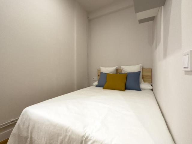 Very nice double bedroom close to Plaça de Catalunya