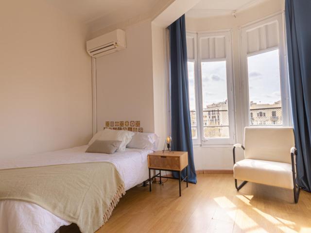Very nice double bedroom near the Rocafort metro