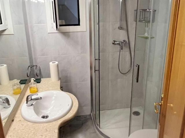 Very nice single bedroom in 5 bedroom apartment