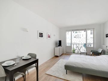 Very nice studio completely refurbished, ideally located in a quiet street in the 16th arrondissement of Paris