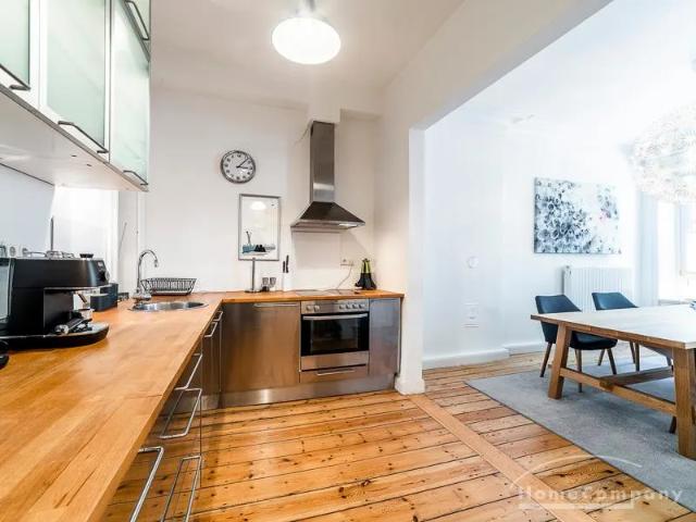 Very bright apartment on the mezzanine floor in a quiet street
