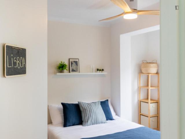 Very bright double bedroom near the Bon Pastor metro