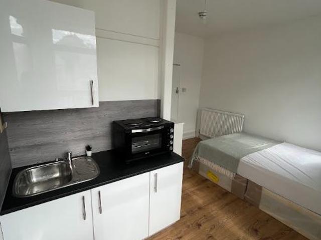 Studio Flat with 3 Windows