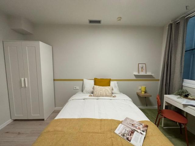 Very cool double bedroom in Les Corts