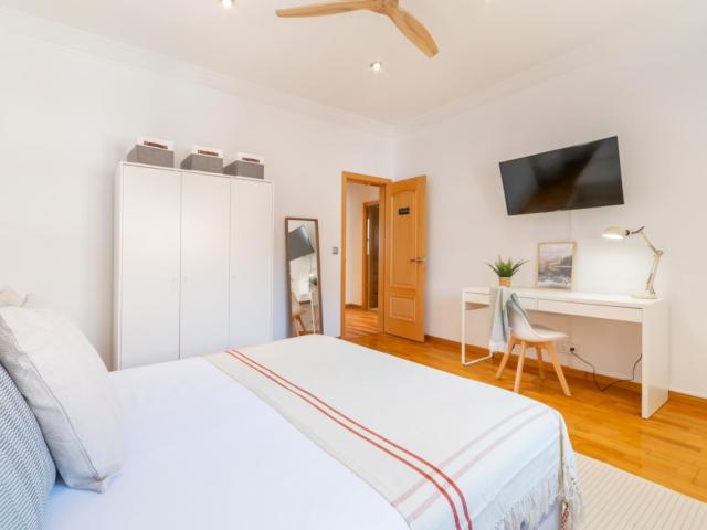 Very cool double bedroom in Les Tres Torres