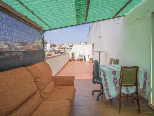 Very cool double bedroom near the Pubilla Cases metro