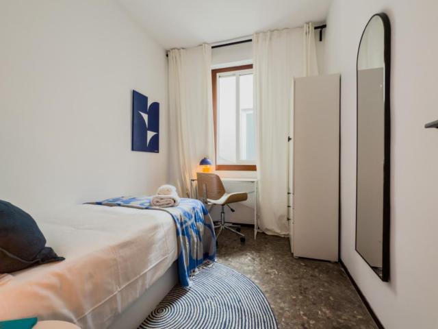 Very cool single bedroom next to the Basílica de la Sagrada Família
